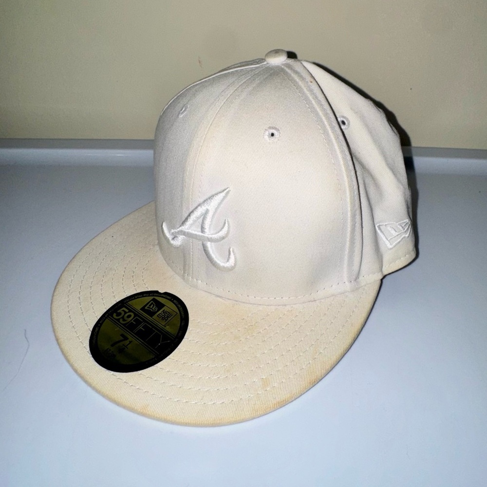 New Era White Atlanta Braves Fitted Cap 7 1/4 - Picture 3 of 6